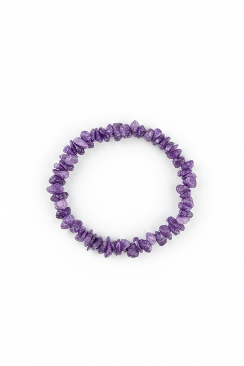 Pulsera de chips de lepidolita natural sobre fondo blanco, joya holística artesanal TheMagec