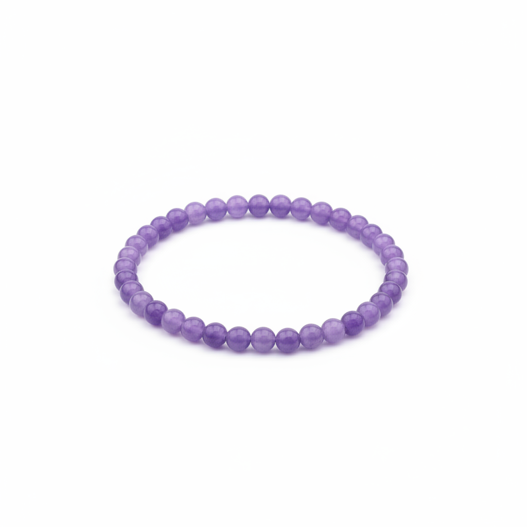 Pulsera infantil elástica de jade teñido púrpura sobre fondo blanco