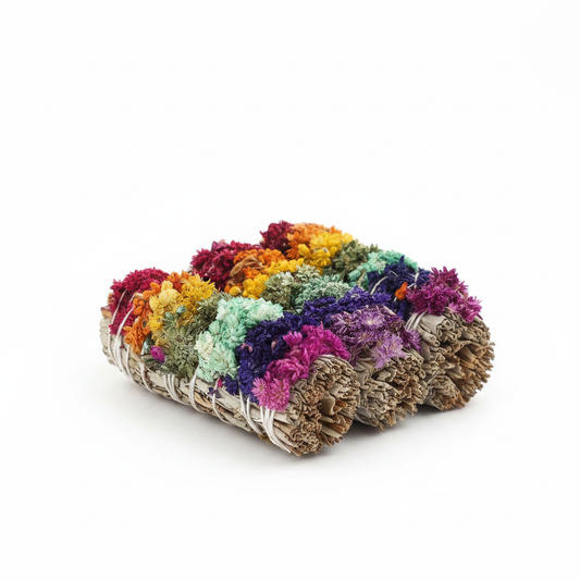 Atado de salvia blanca con flores de verbasco multicolor