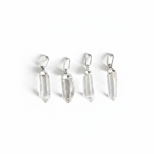 Colgante de punta de cuarzo cristal en bruto con engaste de plata de ley, pieza única artesanal TheMagec