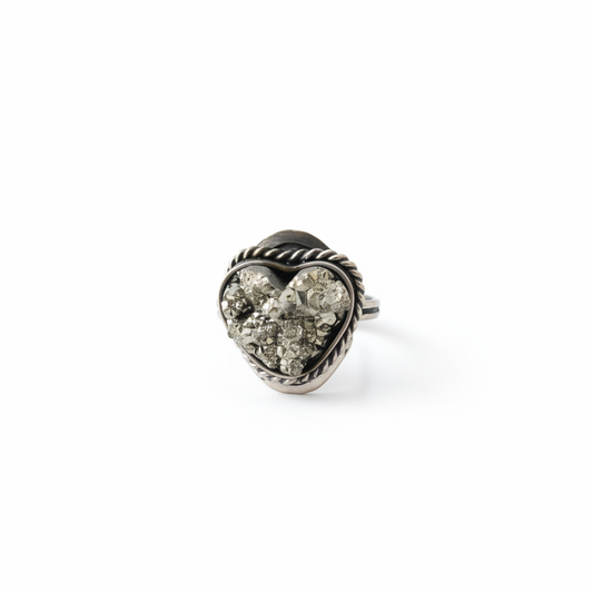 Anillo ajustable en forma de corazón con pirita natural sobre fondo blanco