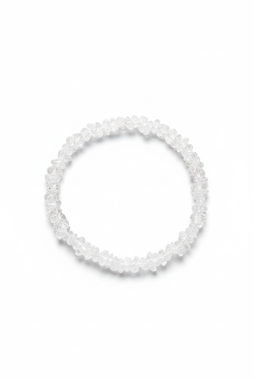 Pulsera de chips de cuarzo cristal natural sobre fondo blanco, joyería holística artesanal TheMagec