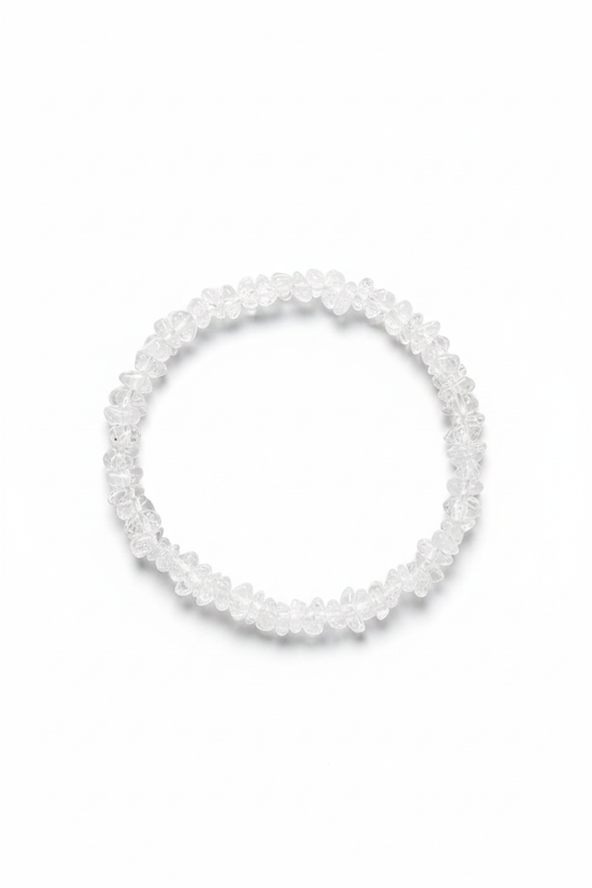 Pulsera de chips de cuarzo cristal natural sobre fondo blanco, joyería holística artesanal TheMagec