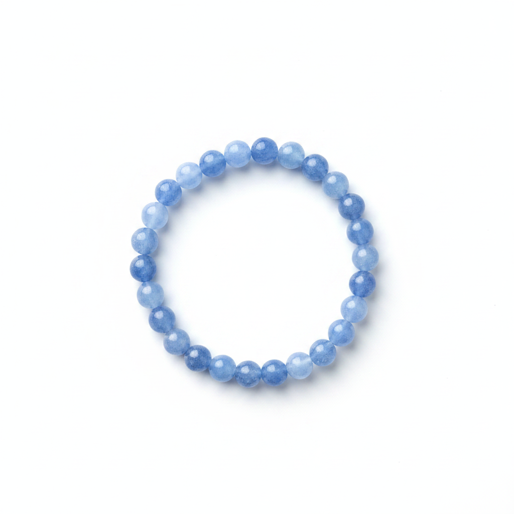 Pulsera de jade azul sobre fondo blanco