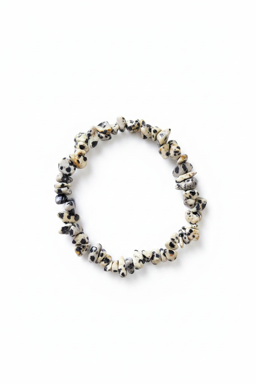 Pulsera de chips de jaspe dálmata natural sobre fondo blanco, joyería holística artesanal TheMagec