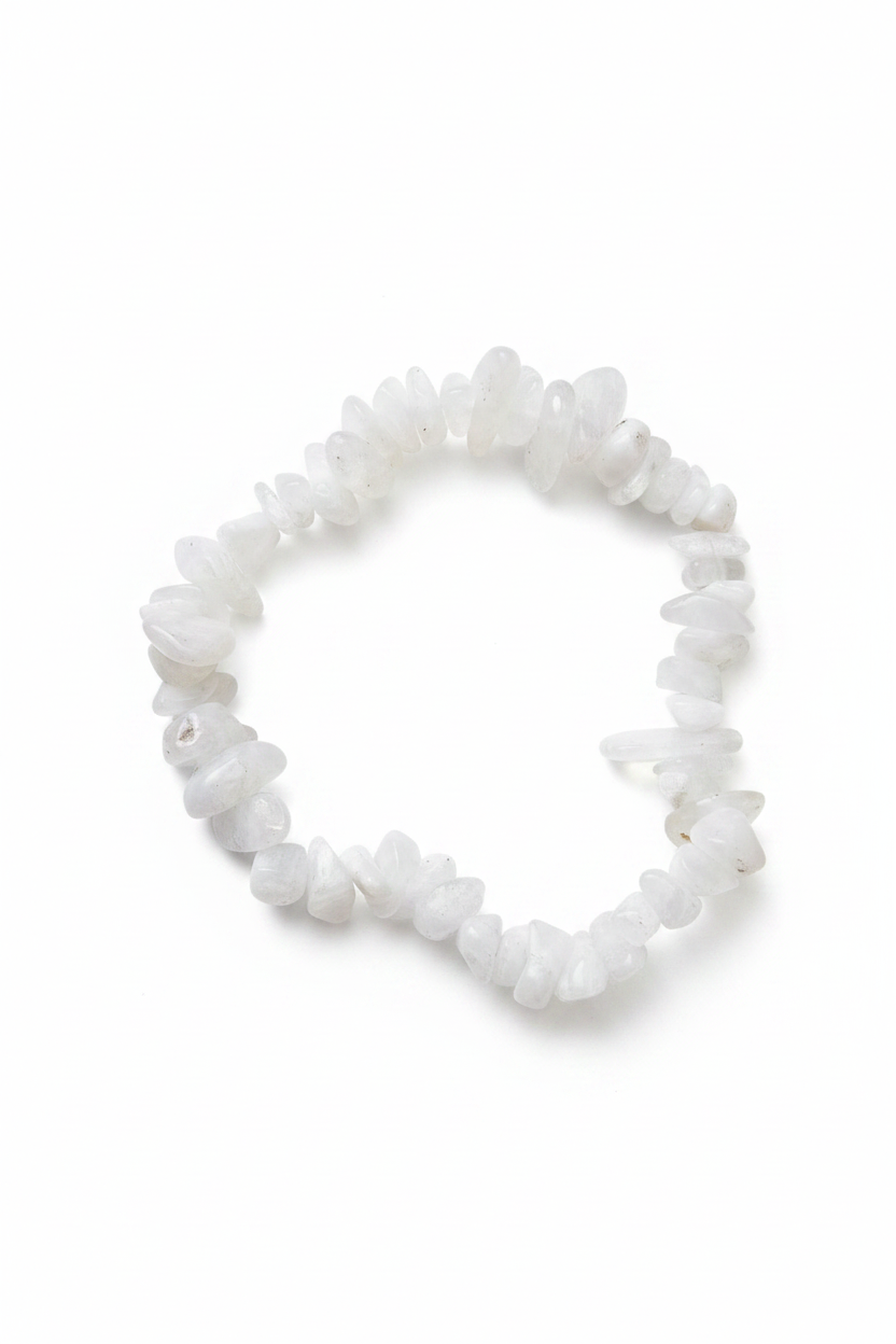 Pulsera de chips de piedra luna natural sobre fondo blanco, joyería holística artesanal TheMagec