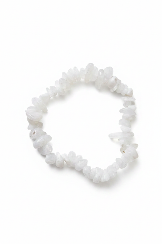 Pulsera de chips de piedra luna natural sobre fondo blanco, joyería holística artesanal TheMagec