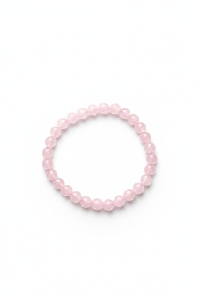 Pulsera de bolas de cuarzo rosa natural sobre fondo blanco, joyería holística artesanal TheMagec