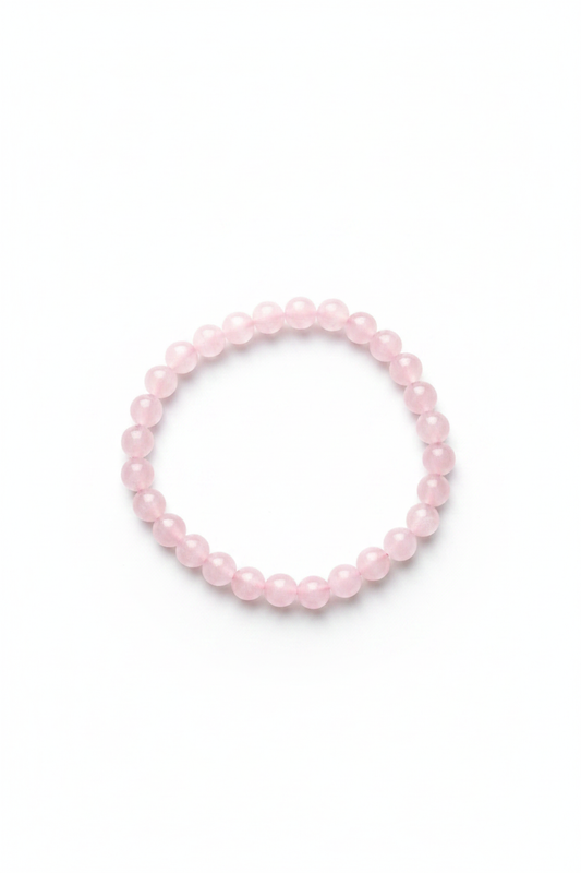 Pulsera de bolas de cuarzo rosa natural sobre fondo blanco, joyería holística artesanal TheMagec