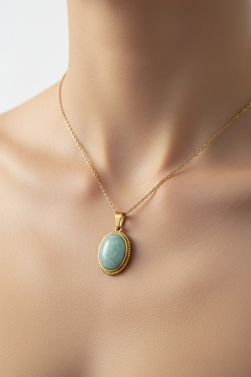 Collar de amazonita con cadena de acero dorado sobre cuello fondo blanco