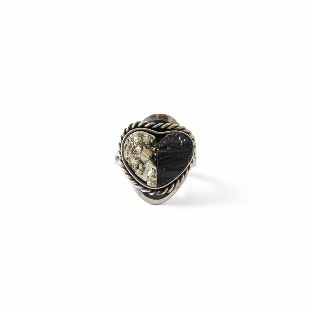 Anillo ajustable en forma de corazón con pirita y turmalina sobre fondo blanco