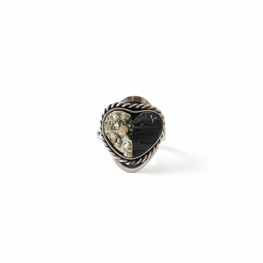 Anillo ajustable en forma de corazón con pirita y turmalina sobre fondo blanco