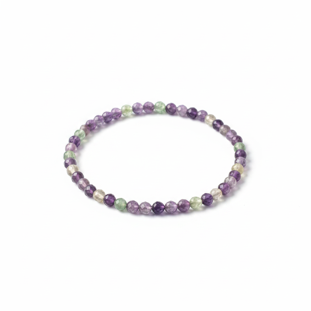 Pulsera facetada de Fluorita 4mm sobre fondo blanco