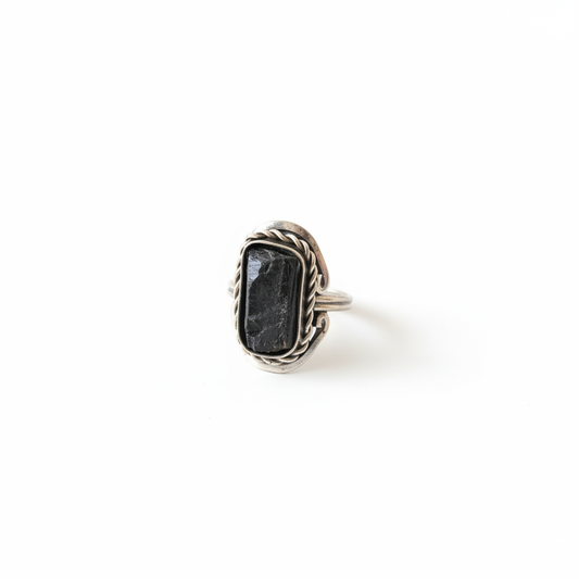Anillo ajustable de turmalina natural en alpaca sobre fondo blanco