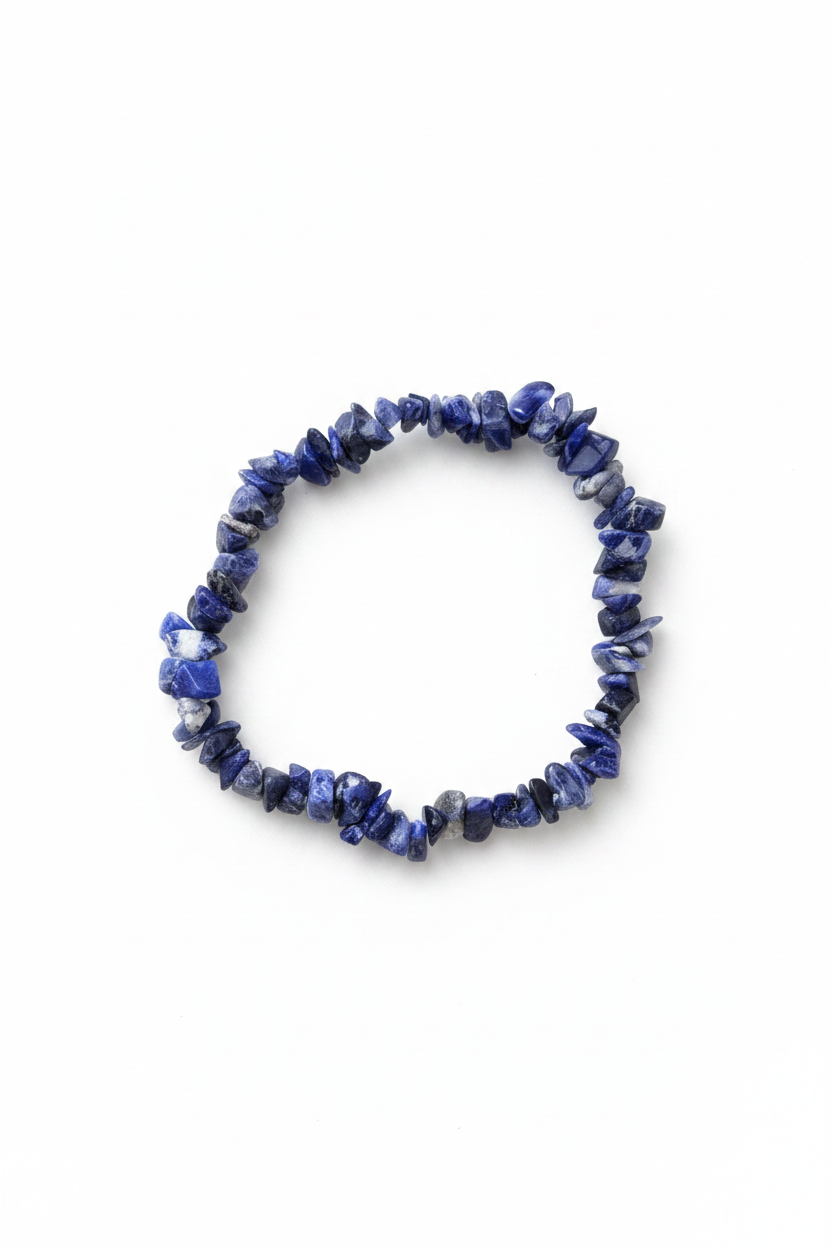 Pulsera de chips de sodalita natural sobre fondo blanco, joyería holística artesanal TheMagec