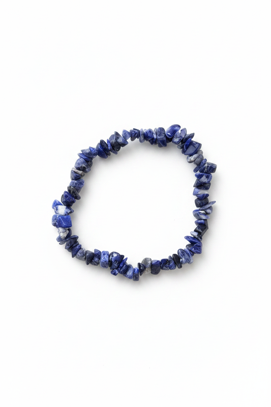 Pulsera de chips de sodalita natural sobre fondo blanco, joyería holística artesanal TheMagec