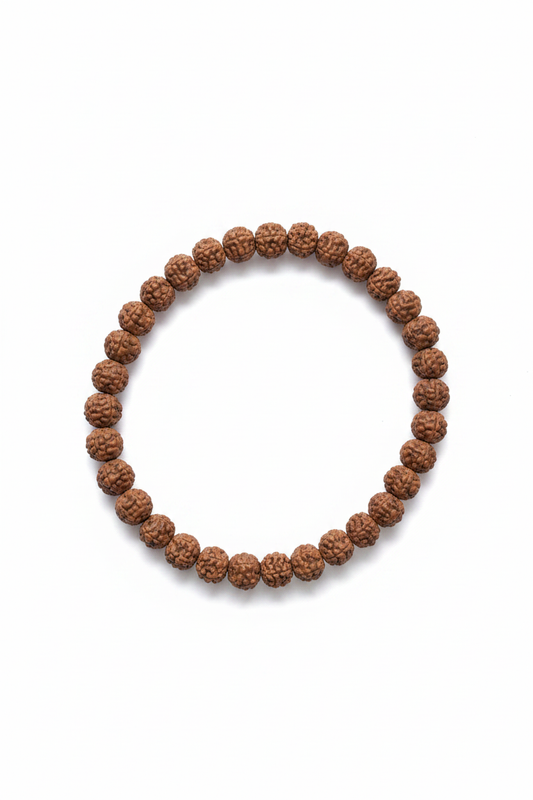 Pulsera de semillas Rudraksha naturales sobre fondo blanco, joyería holística artesanal TheMagec