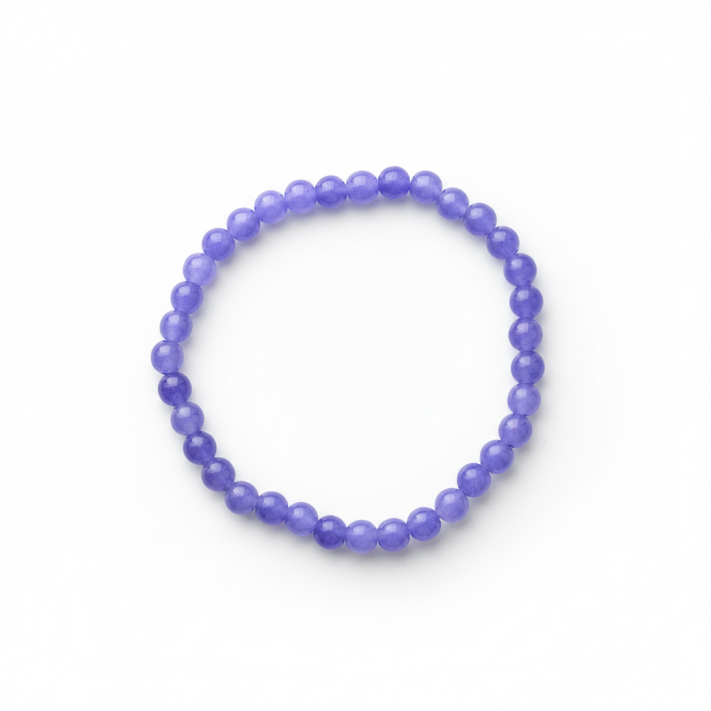 Pulsera infantil elástica de jade teñido azul sobre fondo blanco